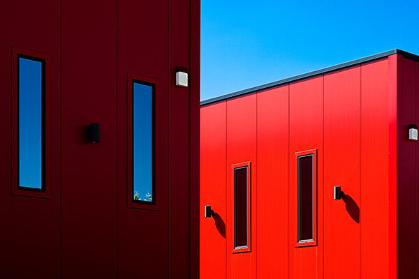 schicke rote Industriegebäudefassade 