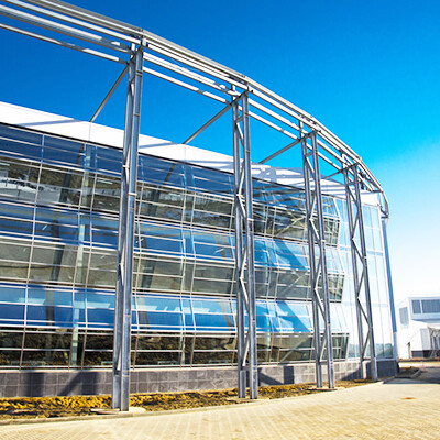 ansprechende Glasfassade mit umlaufender Stahlstruktur