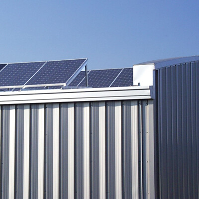 Hallenecke mit Photovoltaik-Anlage im Recyclingsektor  