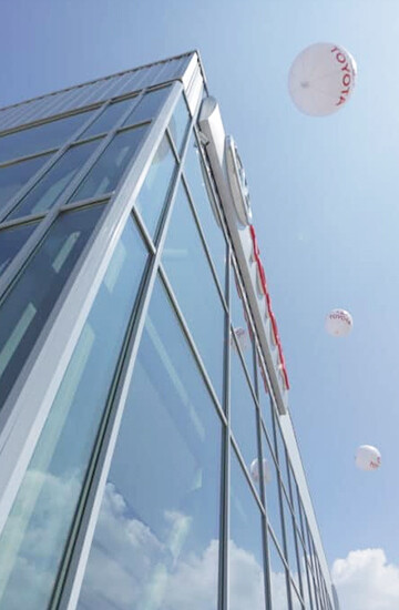 Bürogebäude aus Glas mit Luftballons
