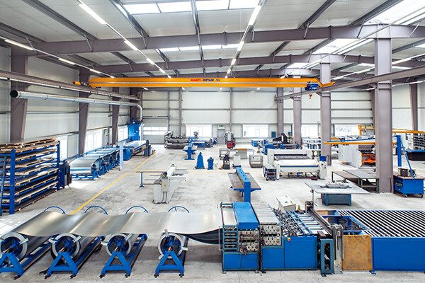 Werkshalle mit Stahl-Profilen und Produktionsstraße