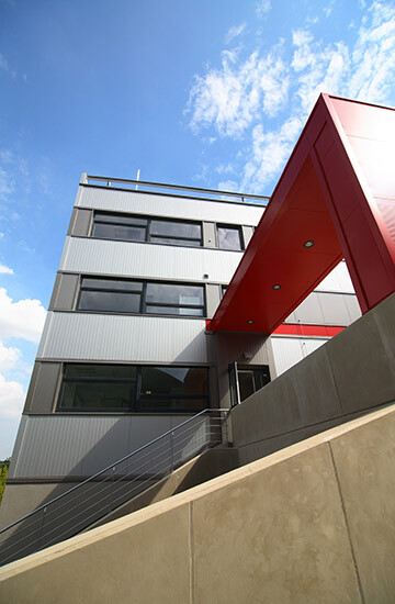 industrielles Bürogebäude mit rotem Eingangsbereich